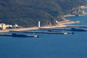 Báo Mỹ: Ba tàu ngầm hạt nhân Trung Quốc neo đậu gần Biển Đông ảnh 1 Bức ảnh đăng trên trang web của The Washington Free Beacon về ba tàu ngầm hạt nhân của Trung Quốc.