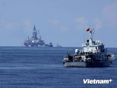 Tàu Trung Quốc bảo vệ giàn khoan Hải Dương-981. (Ảnh: Sơn Bách/Vietnam+)