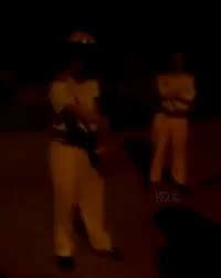 Thiếu tá Hòa, trong đoạn clip, liên tục cầm súng, chửi bới dọa người vi phạm.Ảnh chụp từ clip