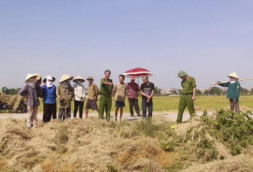 Đối tượng Hải đang chỉ chỗ vứt bỏ hung khí gây án