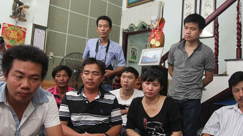 Thuyền trưởng Đặng Văn Nhân (thứ hai từ trái sang), chủ tàu Huỳnh Thị Như Hoa và các ngư dân của tàuDNa 90152TS sau khi trở về Đà Nẵng hôm 31/5. Ảnh: