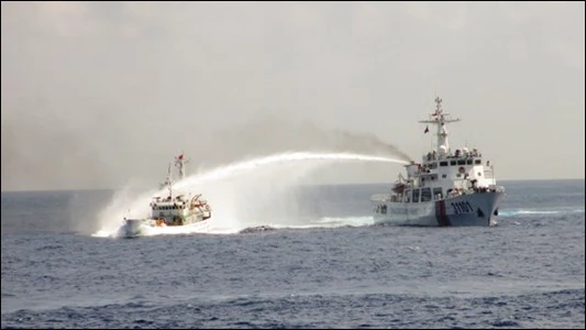 Tàu Trung Quốc dùng vòi rồng tấn công tàu Việt Nam (Ảnh: Cảnh sát biển Việt Nam)