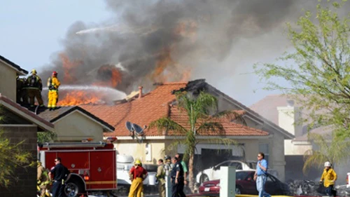 Ngôi nhà bốc cháy dữ dội sau vụ tai nạn (Ảnh: AP)