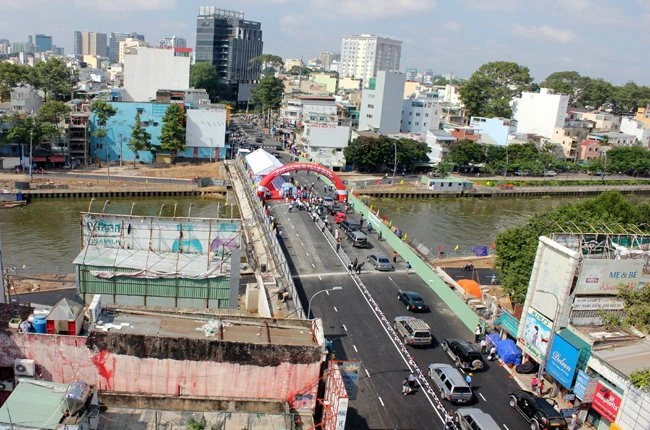 Cầu Bông nối quận Bình Thạnh với quận 1 chính thức thông xe hôm nay 7-6 - Ảnh: Anh Quân Cầu Bông nối quận Bình Thạnh với quận 1 chính thức thông xe hôm nay 7-6 - Ảnh: Anh Quân