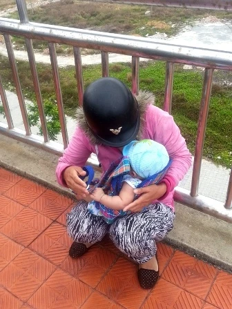 Bé trai được người thân chăm sóc