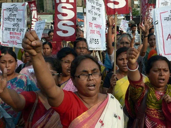 Ấn Độ lại tìm thấy xác phụ nữ nghi bị hãm hiếp treo trên cây ảnh 1