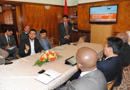 Ông Muhamed Nur Nordien tán thành các hoạt động hòa bình vì luật pháp <a href='https://plo.vn/quoc-te/' title='quốc tế'>quốc tế</a> của Việt Nam.