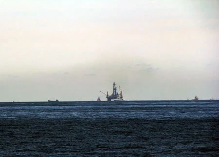 Giàn khoan Hải Dương 981 của Trung Quốc hạ đặt trái phép trên vùng biển Hoàng Sa của Việt Nam. Ảnh: Mạnh Thắng.