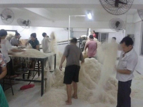 Rợn người cảnh sản xuất miến bằng chân tại Trung Quốc ảnh 1