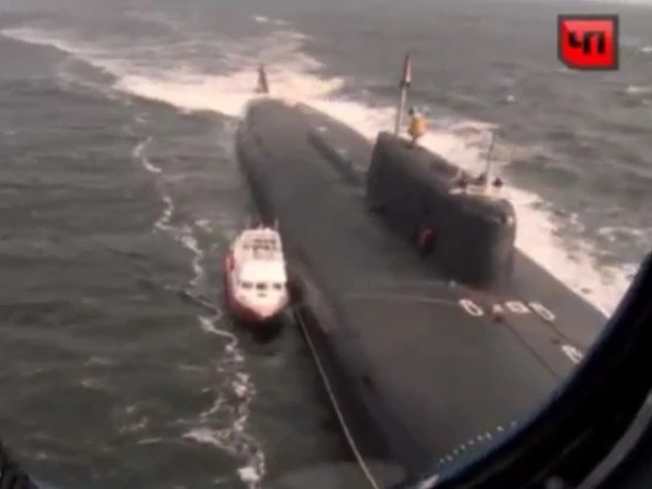 Tàu ngầm hạt nhân Nga bất ngờ nổi lên cứu xuồng máy ảnh 1