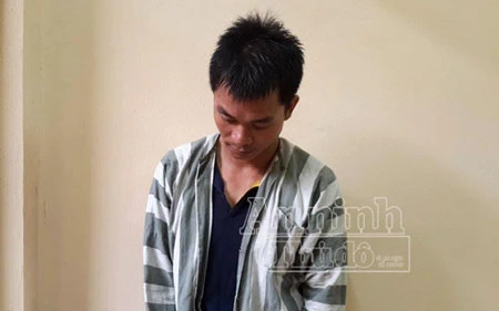 Chồng đi vắng, ôm con nằm ngủ hớ hênh bị hàng xóm lẻn vào “xin một cái“ ảnh 1