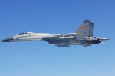 Một chiếc Su-27 của Trung Quốc bay trên vùng trời biển Hoa Đông. Ảnh: chinadailymail.com