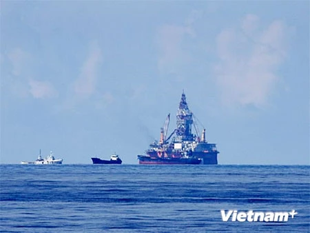 Giàn khoan của Trung Quốc hạ đặt trái phép trong vùng đặc quyền kinh tế và thềm lục địa của Việt Nam. (Ảnh: Sơn Bách/Vietnam+)