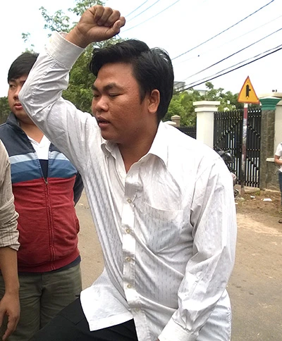 Anh Đức diễn tả lại khoảng khắc ba thanh niên áp sát xe máy của bọn cẩu tặc