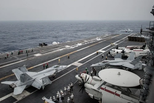 Chiến đấu cơ Boeing F/A-18 Super Hornet hôm qua cất cánh trên tàu sân bay USS George Washington. Ảnh: AFP