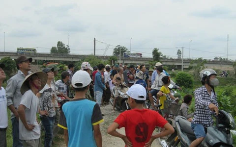 Em bé chăn vịt bàng hoàng phát hiện thi thể cháy đen trên cột điện ảnh 1