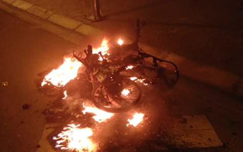 Đang chạy trên đường, xe máy bất ngờ cháy ngùn ngụt ảnh 1