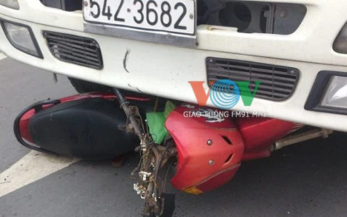 Tránh cảnh sát giao thông, 2 thanh niên đụng đầu xe tải ảnh 1