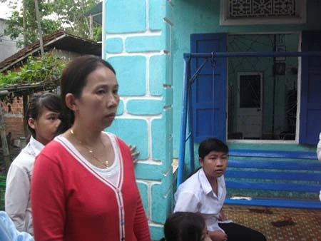 Chị Huỳnh Thị Hồng Thu, em gái nạn nhân.