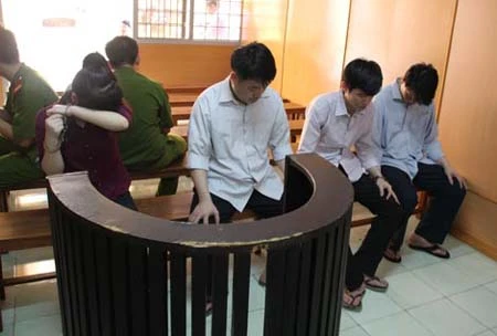 Hoa khóc nức nở trong giờ nghị án.