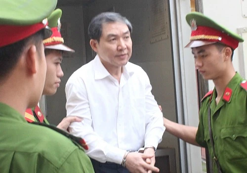 Dương Chí Dũng (áo trắng) tại phiêntòa phúc thẩm.Ảnh: Việt Dũng. dung3-2-5712-1399448109.jpg
