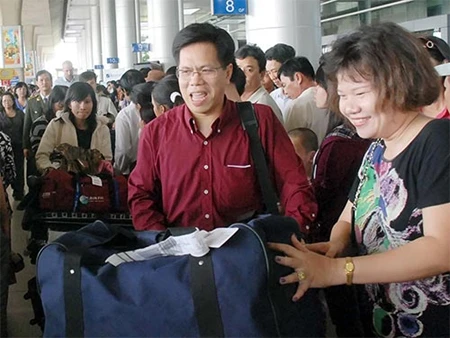 Kiều bào về Việt Nam đón Tết năm2014. Ảnh: http://plo.vn