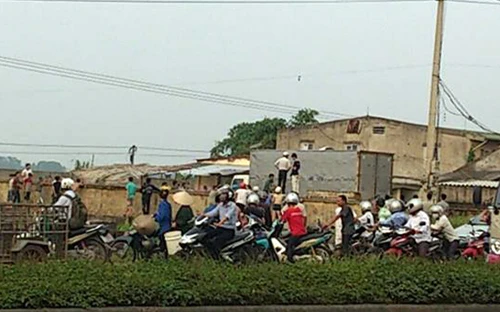 Điện phóng chết người đàn ông đứng trên nóc ô tô ảnh 1