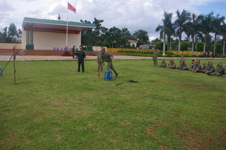 Nội dung thi thể lực chạy 3.000m vũ trang Nội dung thi phi dao, phi sao trăm phát trăm trúng của cán bộ dự thi Nội dung thi võ đối kháng đặc công