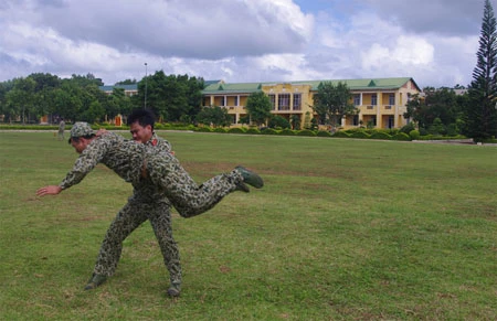 Nội dung thi thể lực chạy 3.000m vũ trang Nội dung thi phi dao, phi sao trăm phát trăm trúng của cán bộ dự thi Nội dung thi võ đối kháng đặc công