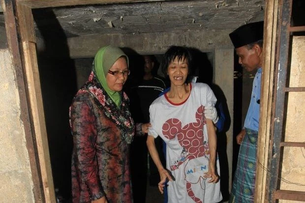 Giải thoát một phụ nữ bị anh trai nhốt 10 năm trong phòng tối ảnh 1 Giải thoát một phụ nữ bị anh trai nhốt 10 năm trong phòng tối ảnh 1