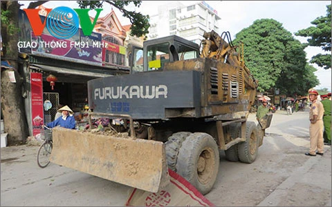 Máy xúc cán chết người đàn ông ăn xin cụt một chân ảnh 1