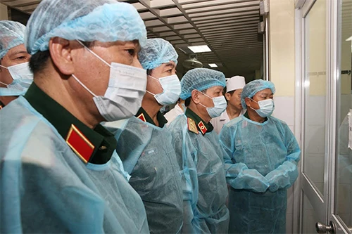 Tổng Tham mưu trưởng Đỗ Bá Tỵ (ngoài cùng bên phải) thăm các quân nhân bị thương đang cấp cứu tại Viện bỏng Quốc gia. Tổng Tham mưu trưởng Đỗ Bá Tỵ chỉ đạo Quân chủng PK-KQ và Bộ Tư lệnh Thủ đô Hà Nội triển khai các công việc khắc phục hậu quả.