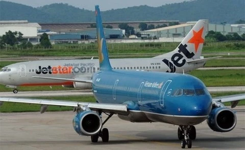 Máy bay Vietnam Airlines (màu xanh) và Jetstar Pacific trên đường băng. Ảnh minh hoạ