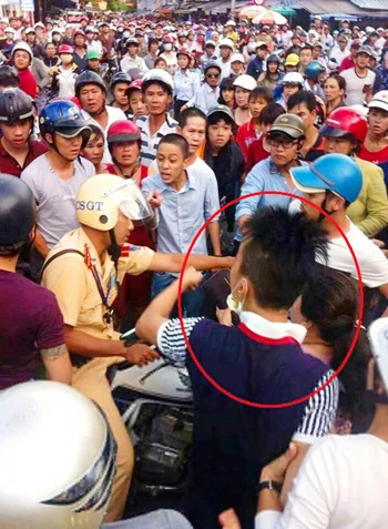 Bản giải trình của chiến sĩ CSGT bị hàng trăm người dân bao vây đòi đánh ảnh 1