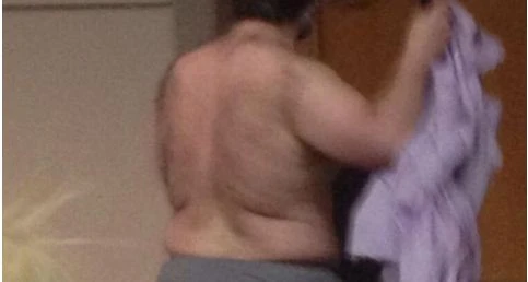 Giáo sư thoát y trên lớp, dư luận bức xúc