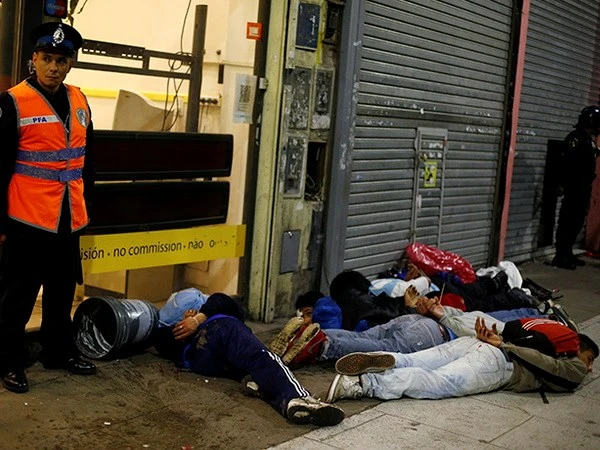 Bạo loạn bùng phát sau trận thua của Argentina ở chung kết ảnh 4 Bạo loạn bùng phát sau trận thua của Argentina ở chung kết ảnh 4