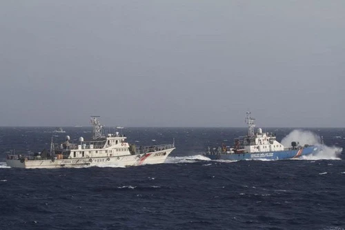 Phóng viên Mỹ vạch trần sự hung tợn của tàu Trung Quốc tại nơi đặt giàn khoan ảnh 1