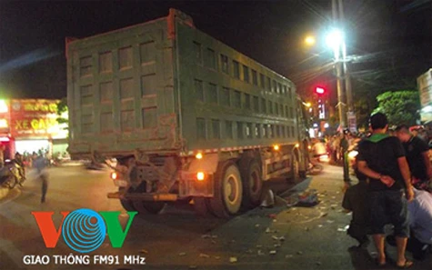 Va chạm rồi ngã xe giữa phố, hai chị em bị xe tải cán chết ảnh 1