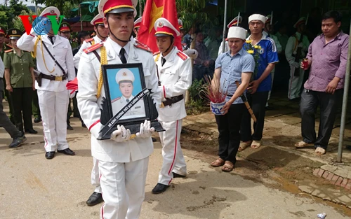 Nước mắt rơi đưa tiễn Đại úy Lường Phát Chiêm về nơi an nghỉ cuối cùng ảnh 1