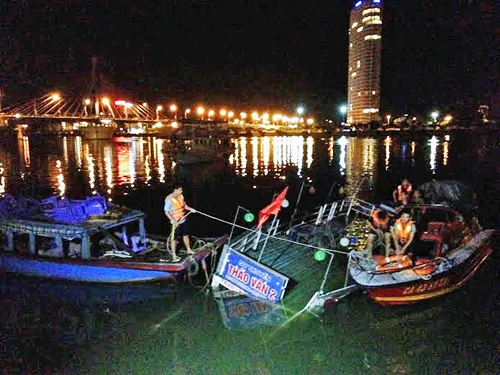 Chìm tàu du lịch trên sông Hàn, 10 du khách thoát chết ảnh 1