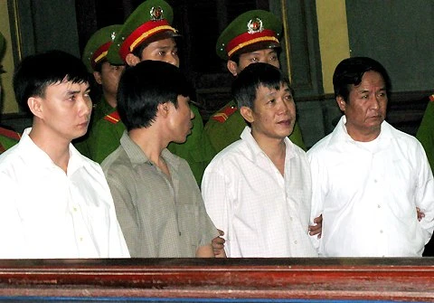 Nhận lệnh của Luân "Con" (thứ hai từ trái qua), Việt cùng đàn em đâm chết ông Sỹ. Ảnh:Hải Duyên dung-ha-1-1349673483-480x0-8177-14059982