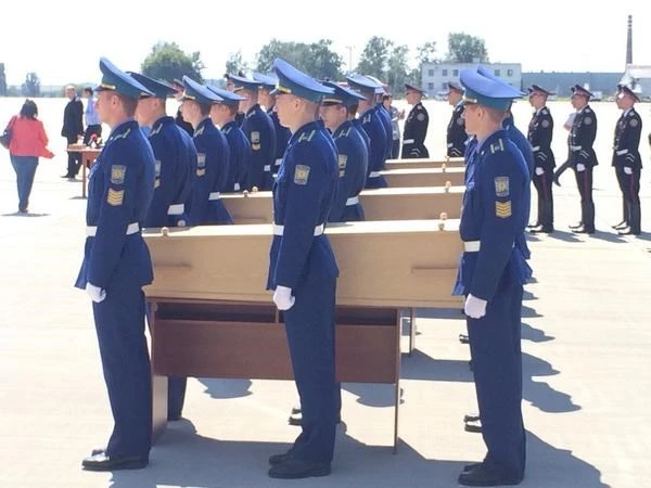 Vua và hoàng hậu Hà Lan ra tận sân bay đón nhận thi thể nạn nhân MH17 ảnh 1