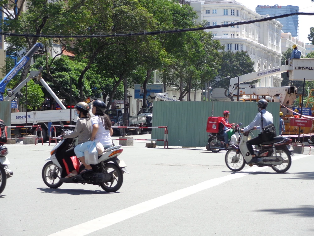 Thư ảnh gửi em Cali: Xao xuyến chia tay hàng cây Sài Gòn ảnh 2