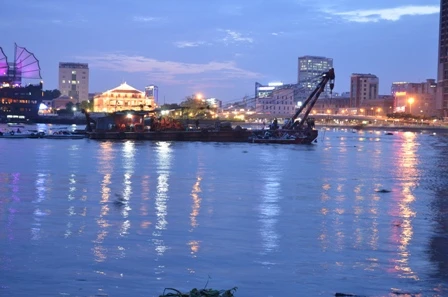 Vị trí sà lan chìm ngay sát với thân hầm vượt sông Sài Gòn