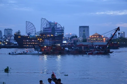 Hiện trường vụ chìm sà lan trên sông Sài Gòn