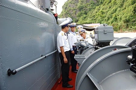 Các tàu thuộc Hải đội 4 (Vùng 1 Hải quân) luôn bảo đảm tốt công tác huấn luyện sẵn sàng chiến đấu. Công tác bảo đảm kỹ thuật cũng là vấn đề luôn được cán bộ, chiến sĩ Hải đội 4 thường xuyên chú trọng. Trên Quân cảng Lữ đoàn 170 Vùng 1 Hải Quân. Cán bộ, chiến sĩ Hải đội 135 anh hùng (tiền thân của Tiểu đoàn 135 có lực lượng tham gia đánh đuổi tàu Ma-đốc xâm phạm chủ quyền vùng biển miền Bắc ngày 2-8-1964, góp phần làm nên chiến thắng trận đầu của Hải quân nhân dân Việt Nam) luyện tập các phương án chiến đấu. Đại tá Nguyễn Đăng Đại, Chính ủy Lữ đoàn 170 (ngoài cùng bên phải) rút kinh nghiệm công tác huấn luyện với cán bộ, chiến sĩ Hải đội 135. Bảo dưỡng vũ khí, trang bị kỹ thuật.