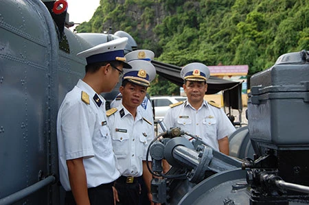 Các tàu thuộc Hải đội 4 (Vùng 1 Hải quân) luôn bảo đảm tốt công tác huấn luyện sẵn sàng chiến đấu. Công tác bảo đảm kỹ thuật cũng là vấn đề luôn được cán bộ, chiến sĩ Hải đội 4 thường xuyên chú trọng. Trên Quân cảng Lữ đoàn 170 Vùng 1 Hải Quân. Cán bộ, chiến sĩ Hải đội 135 anh hùng (tiền thân của Tiểu đoàn 135 có lực lượng tham gia đánh đuổi tàu Ma-đốc xâm phạm chủ quyền vùng biển miền Bắc ngày 2-8-1964, góp phần làm nên chiến thắng trận đầu của Hải quân nhân dân Việt Nam) luyện tập các phương án chiến đấu. Đại tá Nguyễn Đăng Đại, Chính ủy Lữ đoàn 170 (ngoài cùng bên phải) rút kinh nghiệm công tác huấn luyện với cán bộ, chiến sĩ Hải đội 135. Bảo dưỡng vũ khí, trang bị kỹ thuật.