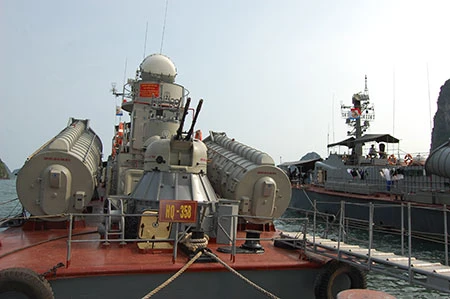 Các tàu thuộc Hải đội 4 (Vùng 1 Hải quân) luôn bảo đảm tốt công tác huấn luyện sẵn sàng chiến đấu. Công tác bảo đảm kỹ thuật cũng là vấn đề luôn được cán bộ, chiến sĩ Hải đội 4 thường xuyên chú trọng. Trên Quân cảng Lữ đoàn 170 Vùng 1 Hải Quân. Cán bộ, chiến sĩ Hải đội 135 anh hùng (tiền thân của Tiểu đoàn 135 có lực lượng tham gia đánh đuổi tàu Ma-đốc xâm phạm chủ quyền vùng biển miền Bắc ngày 2-8-1964, góp phần làm nên chiến thắng trận đầu của Hải quân nhân dân Việt Nam) luyện tập các phương án chiến đấu. Đại tá Nguyễn Đăng Đại, Chính ủy Lữ đoàn 170 (ngoài cùng bên phải) rút kinh nghiệm công tác huấn luyện với cán bộ, chiến sĩ Hải đội 135. Bảo dưỡng vũ khí, trang bị kỹ thuật.