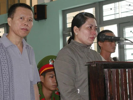 Hai Chi và vợ bé tại phiên tòa.