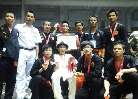 Võ sư chụp ảnh cùng các môn sinh.